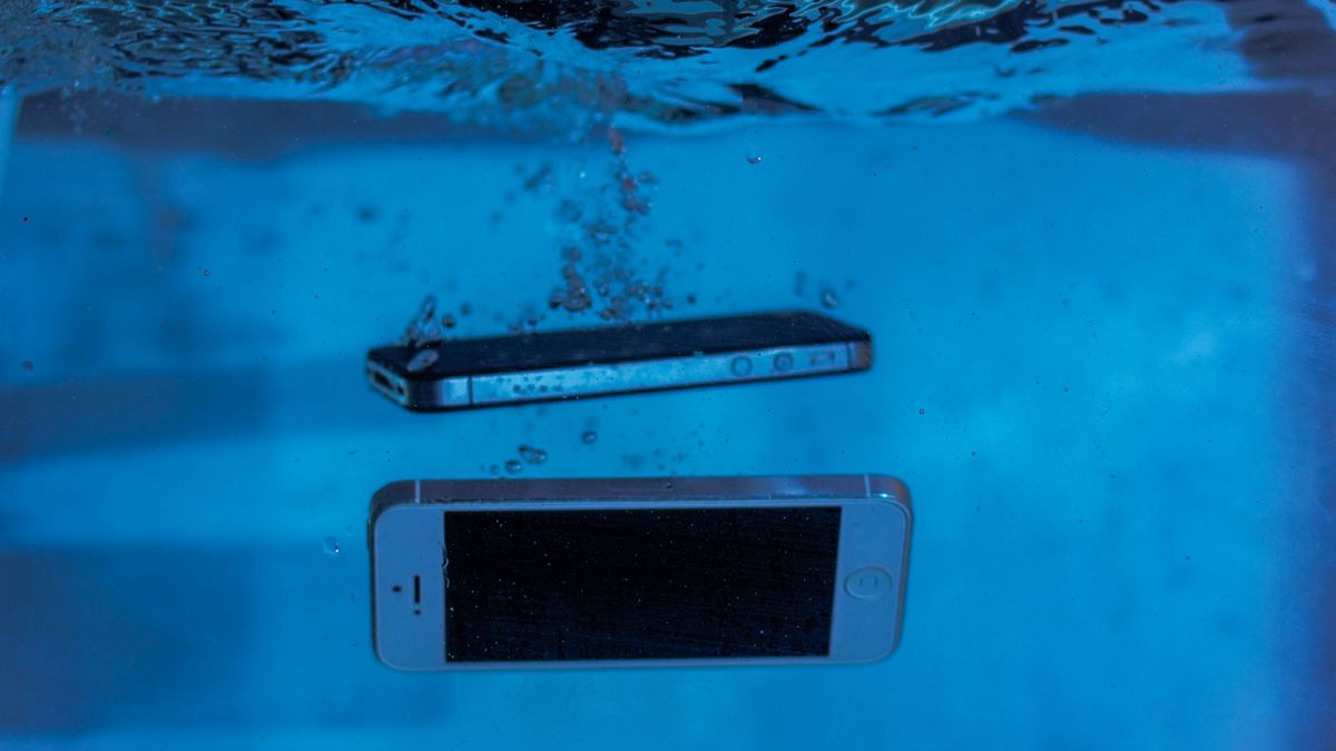 Téléphone mouillé après être tombé dans l'eau