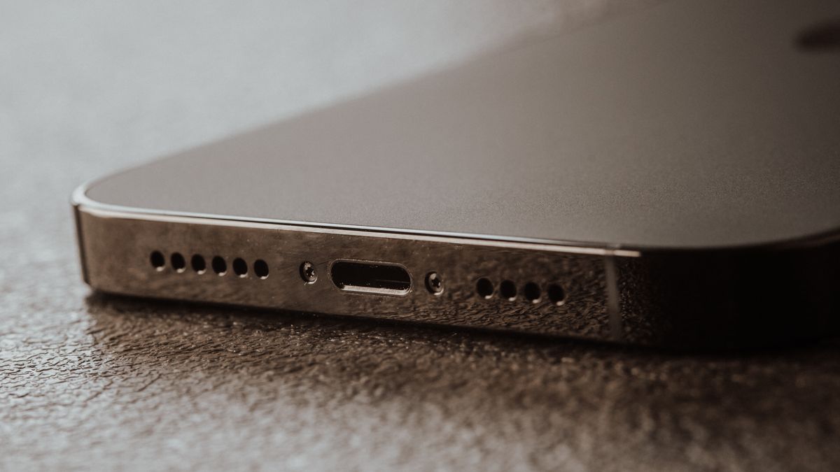 Port de charge d'un téléphone vu de près avant nettoyage