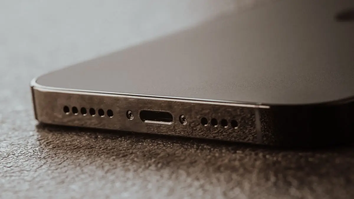 Connecteur de charge d'un téléphone vu de près, à nettoyer ou remplacer