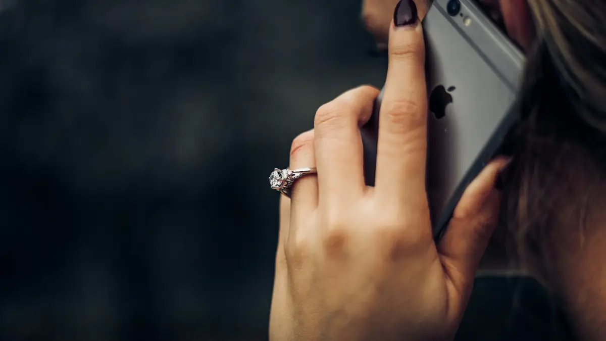 Personne en appel téléphonique, téléphone à l'oreille : micro ou haut-parleur défaillant