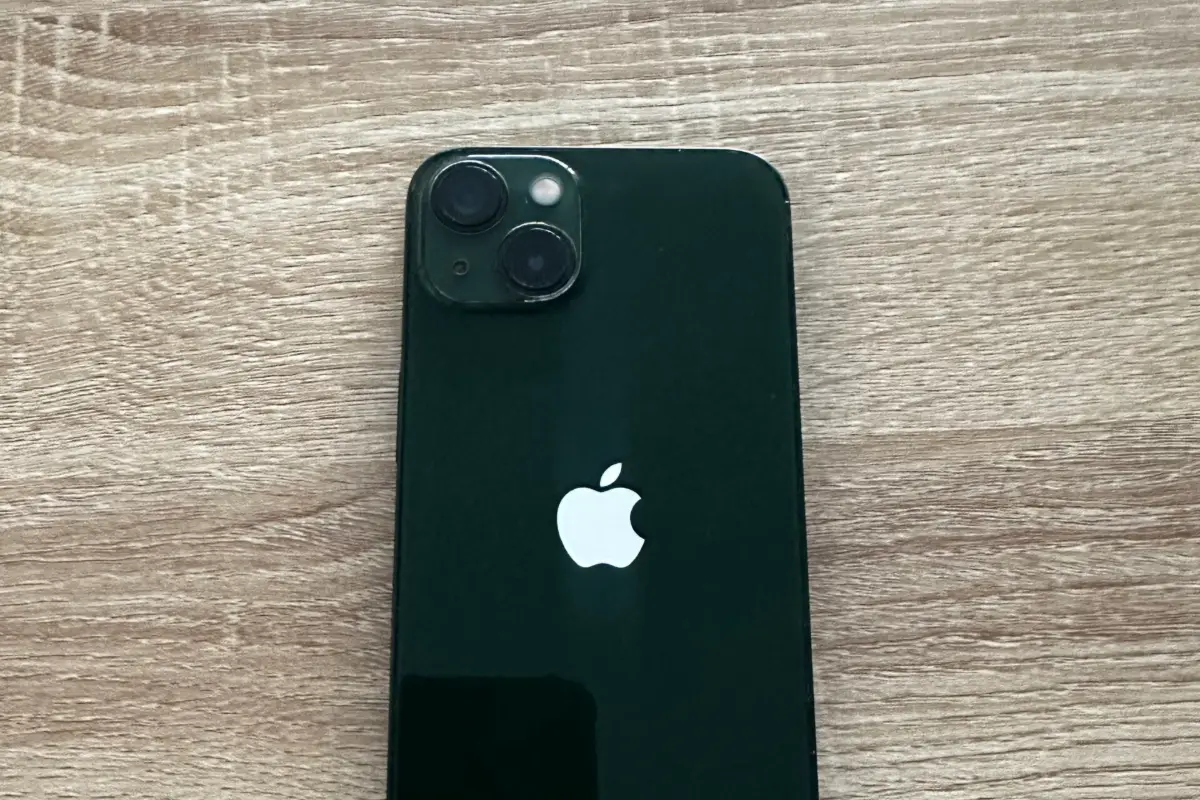 iPhone vu de dos posé sur une table, estimé pour un rachat par NinjaPhone