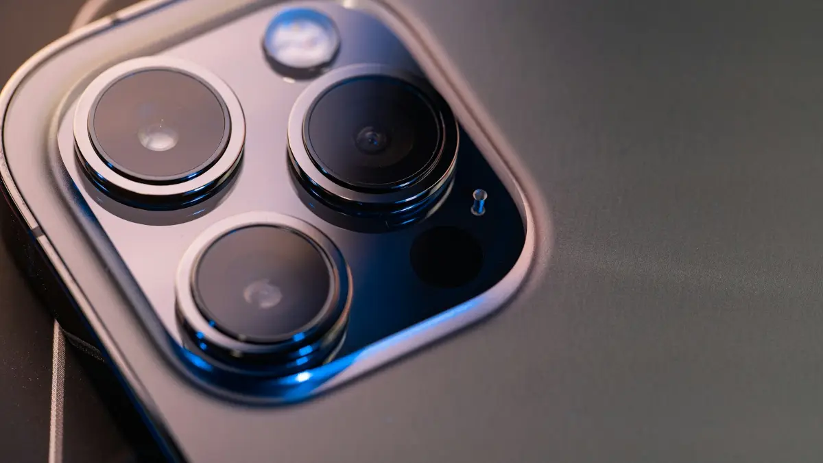 Module photo arrière d'un smartphone à triple objectif, vu en gros plan
