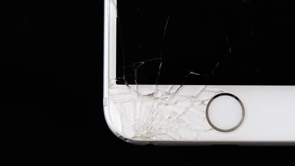 iPhone à la vitre fissurée, réparé à domicile par NinjaPhone