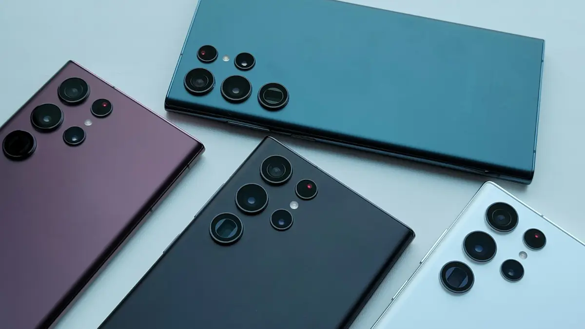 Smartphones Samsung Galaxy vus de dos, modules photo et coques arrière