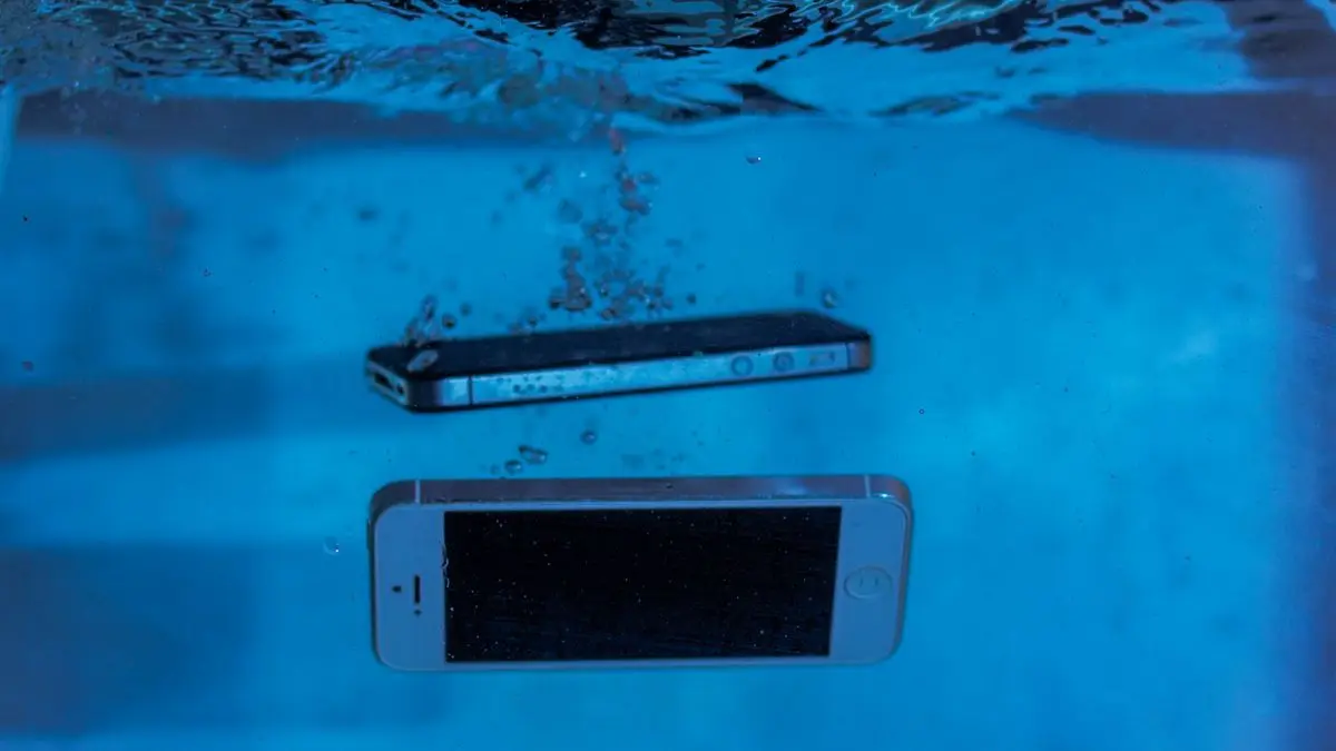 Téléphone tombé dans l'eau, à désoxyder rapidement avant que la corrosion n'attaque la carte mère